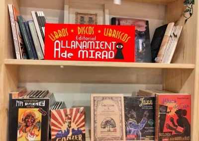 Imagen de los libros publicados de la editorial Allanamiento de Mirada en una estantería de una librería.