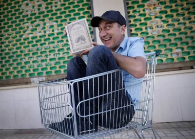 Imagen de Ignacio Nacho dentro de un carro de la compra, anunciando su libro Ignacio Nacho: Cósmicos, ubicado en el blog de noticias de la web allanamientodemirada.com