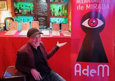 Imagen de Ignacio Nacho en la presentación de su libro "Cósmicos" en el pub New Chicago, Granada.