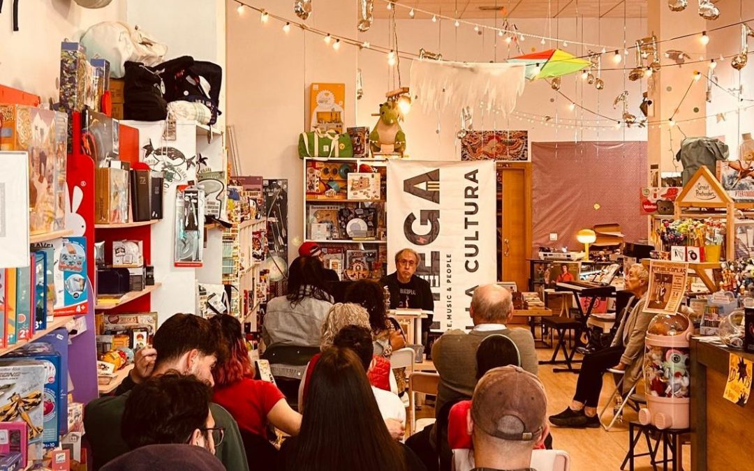 Republicoplas: Las dos orillas de la copla en la libreria Omega, Loja.