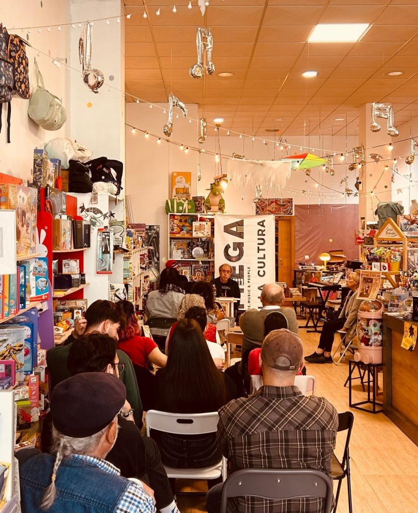 Republicoplas: Las dos orillas de la copla en la libreria Omega, Loja.