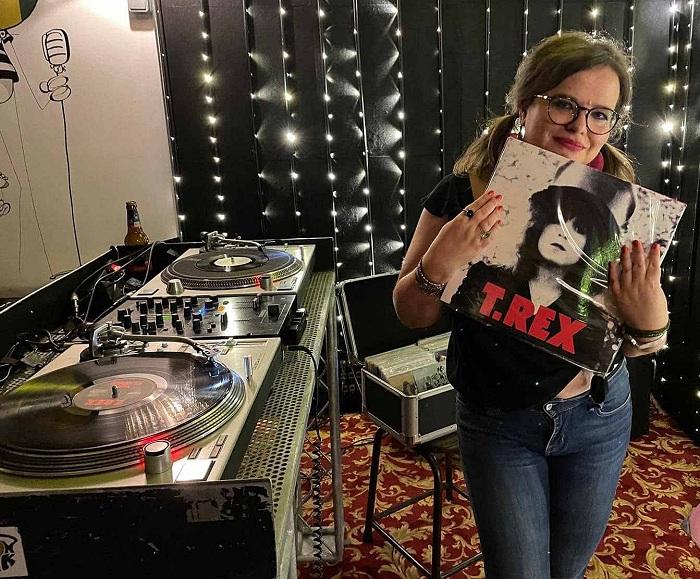 Entrevista de Juantanamera García a Marisol López Medina en El Independiente de Granada con otivo de la publicación del libro "Rock & Roles" que edita Allanamiento de Mirada.